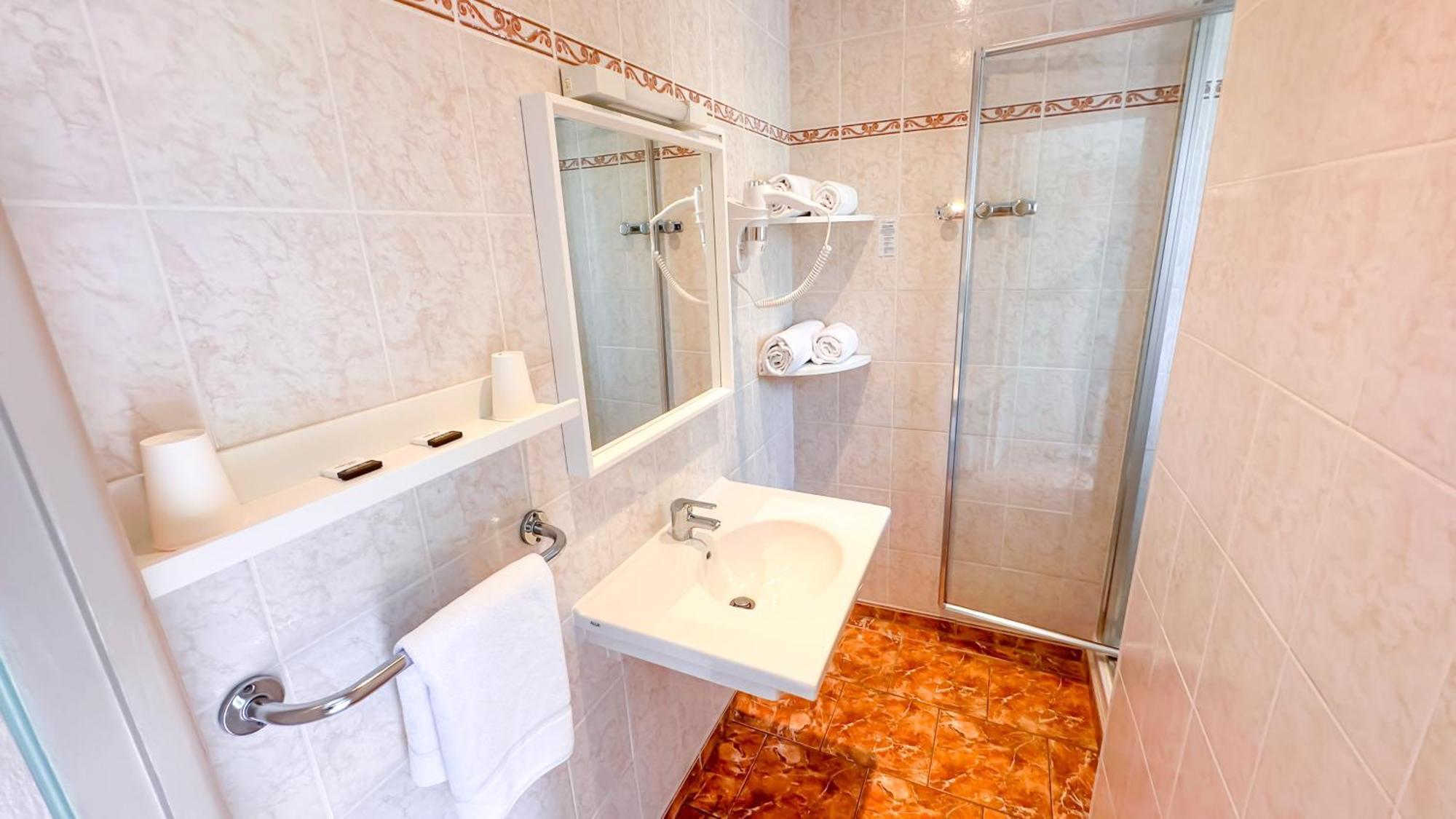 Hotel Les Rocailles Montagnac  Esterno foto