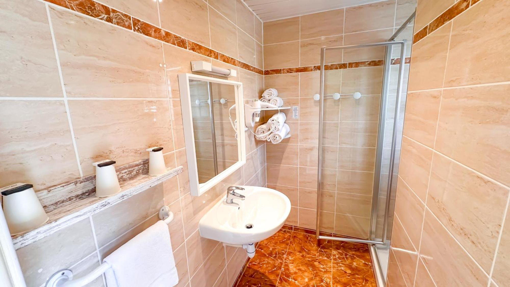 Hotel Les Rocailles Montagnac  Esterno foto